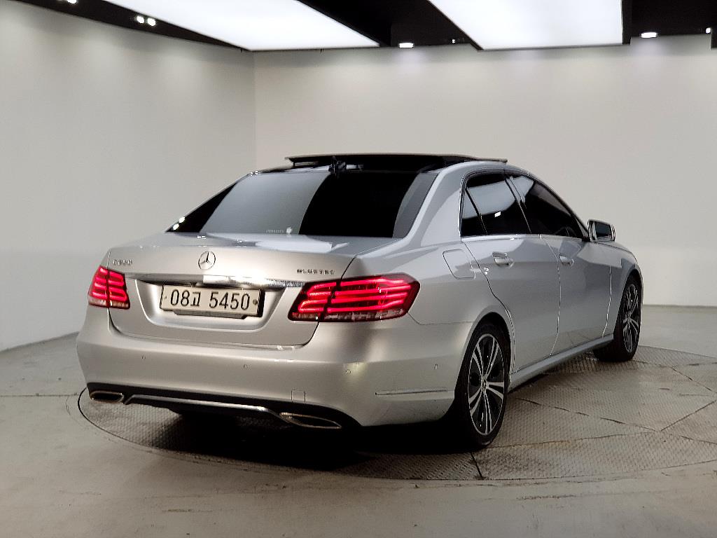Mercedes Benz E class - Vista 4