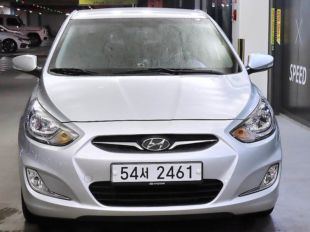 HYUNDAI Accent - Vista 2