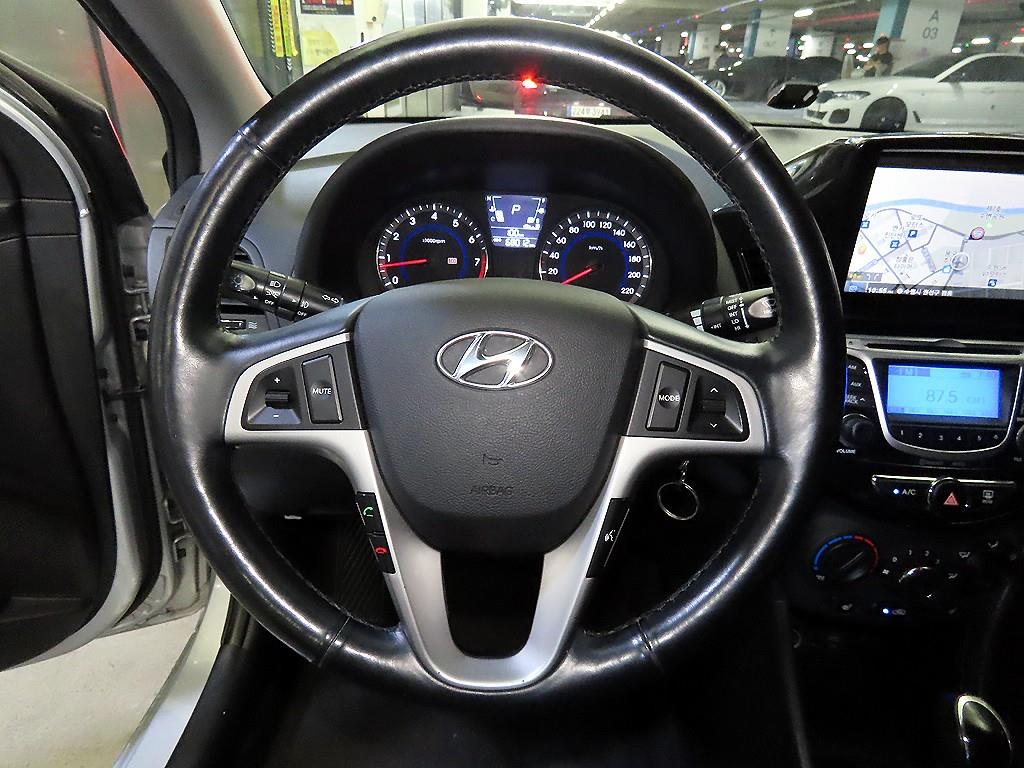 HYUNDAI Accent - Vista 8
