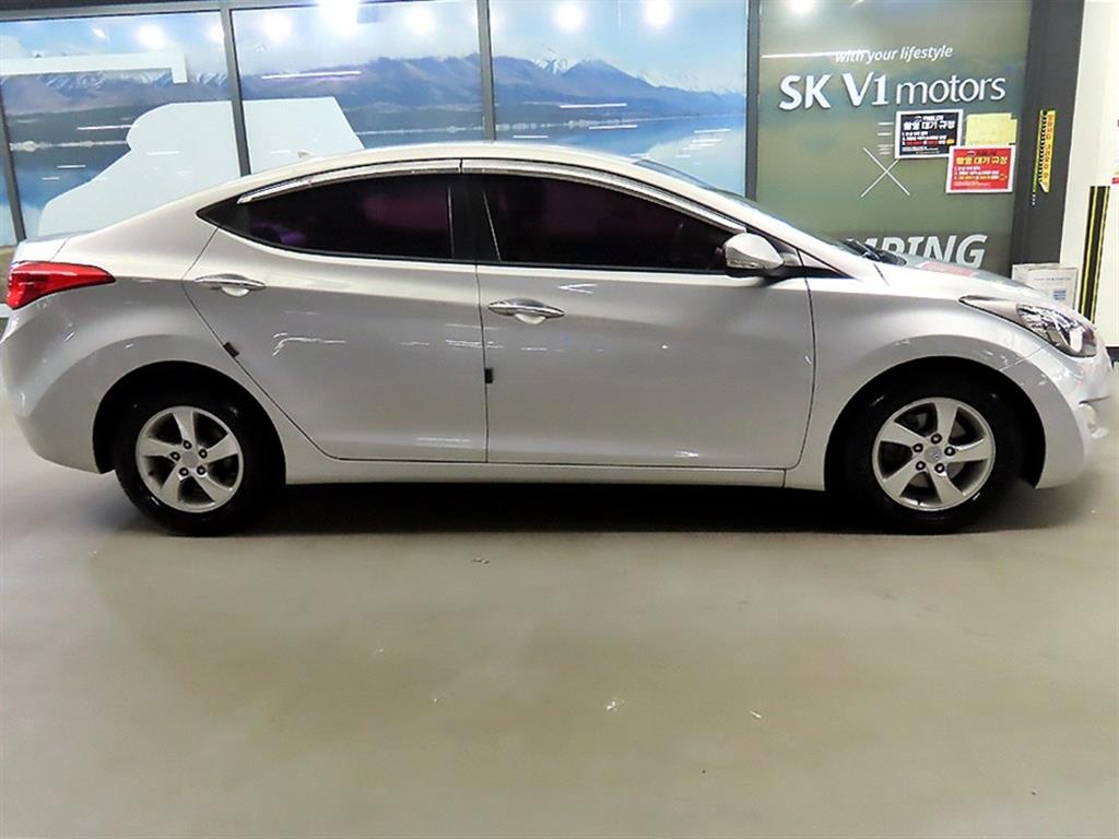 HYUNDAI Avante - Vista 3