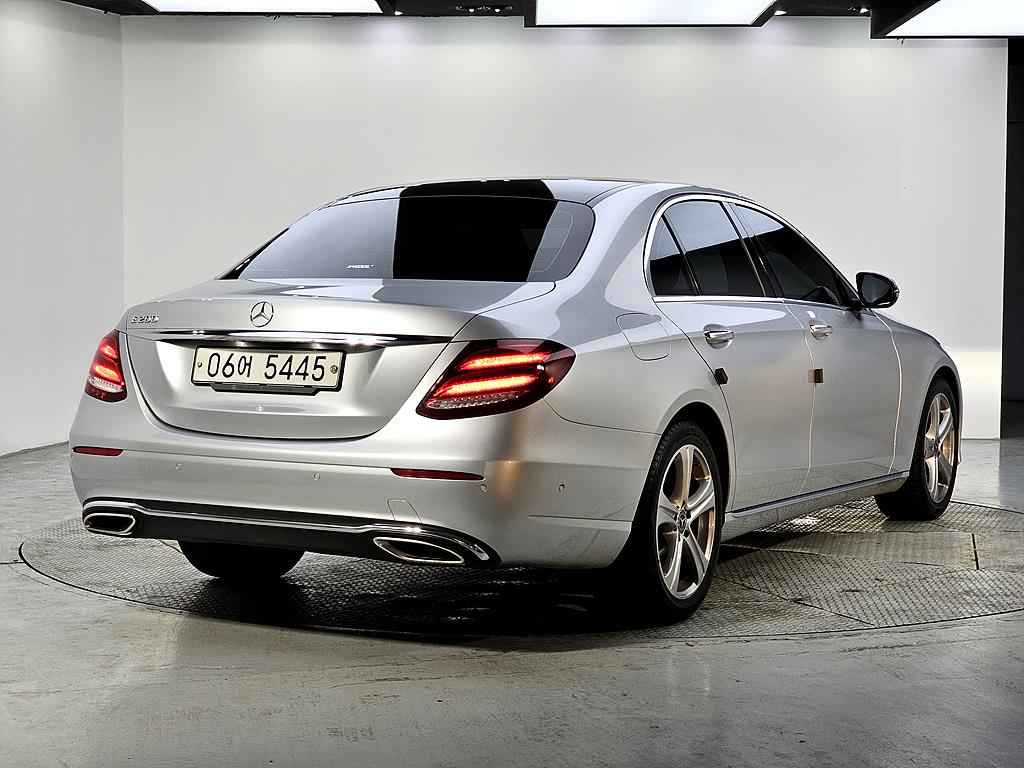 Mercedes Benz E class - Vista 4