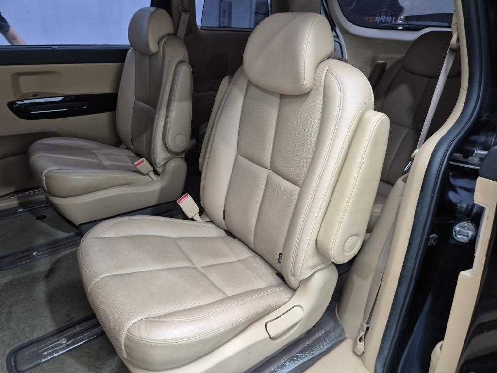 KIA Carnival - Vista 12