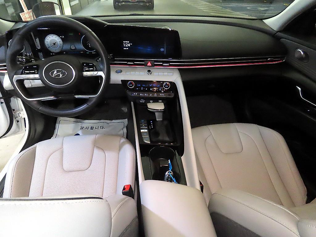 HYUNDAI Avante - Vista 10