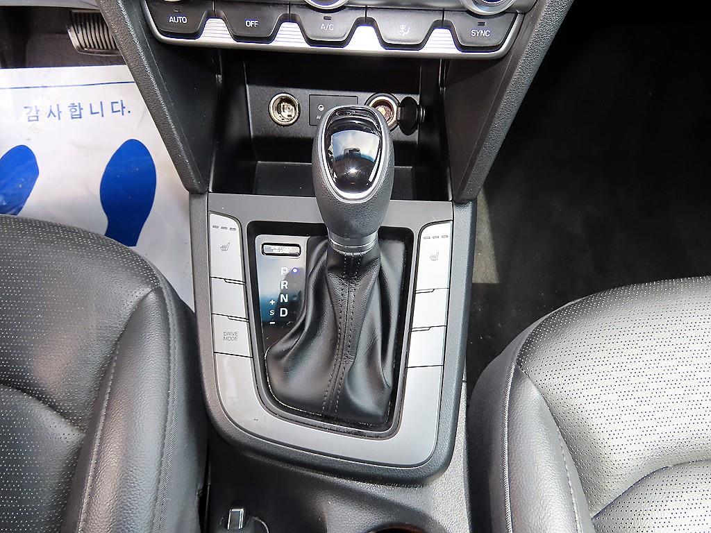 HYUNDAI Avante - Vista 10