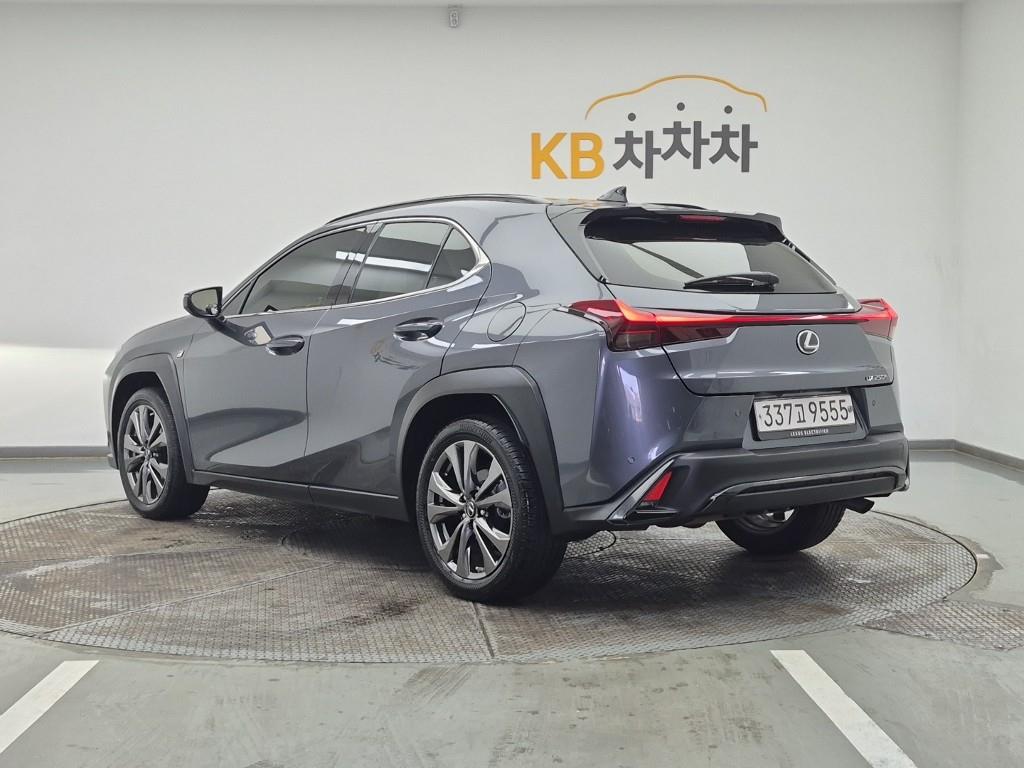 Lexus UX - Vista 3