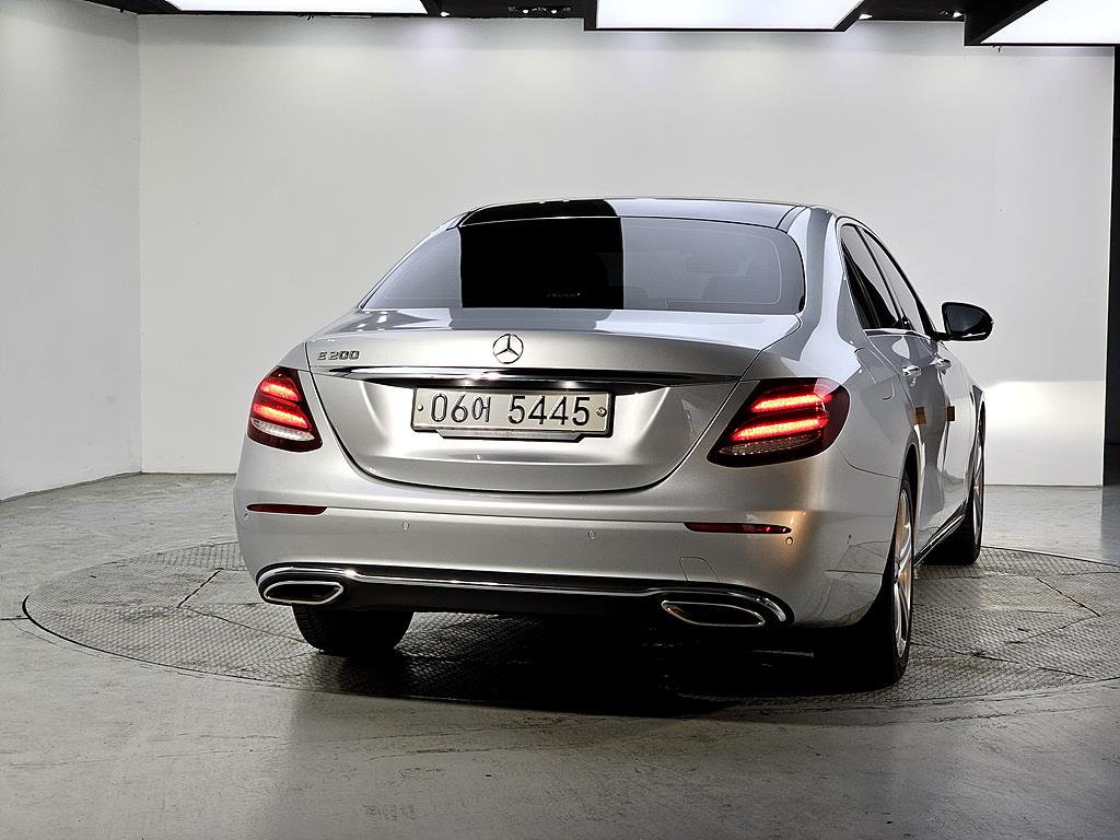 Mercedes Benz E class - Vista 3
