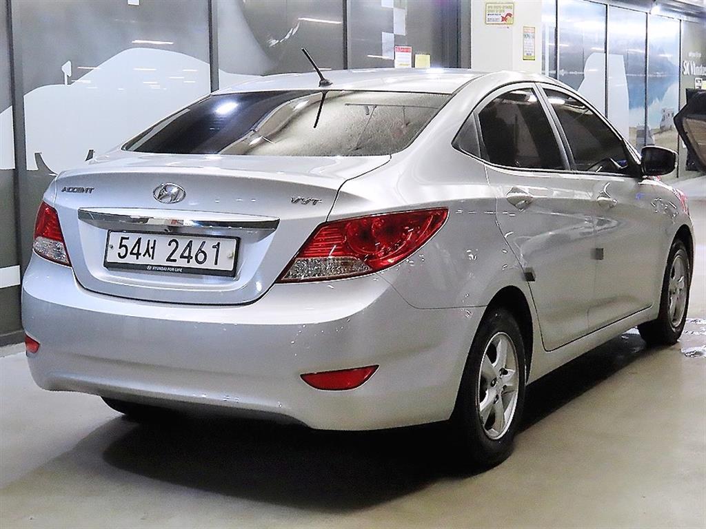 HYUNDAI Accent - Vista 4