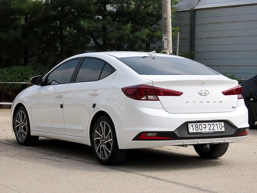 HYUNDAI Avante - Vista 3