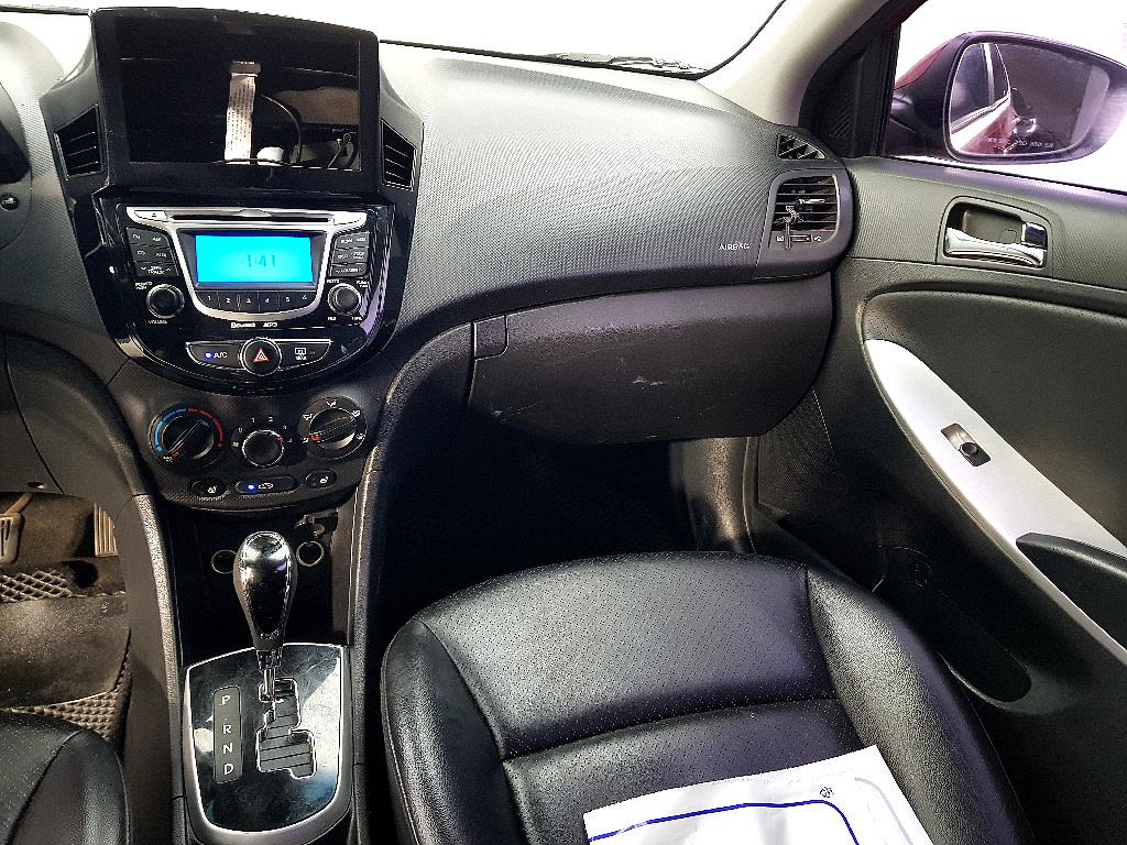 HYUNDAI Accent - Vista 10