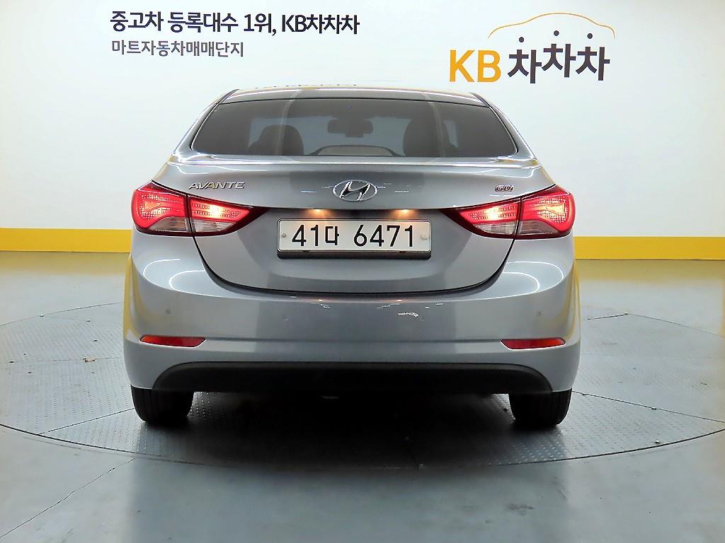 HYUNDAI Avante - Vista 3
