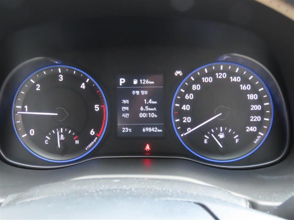 HYUNDAI Kona - Vista 9
