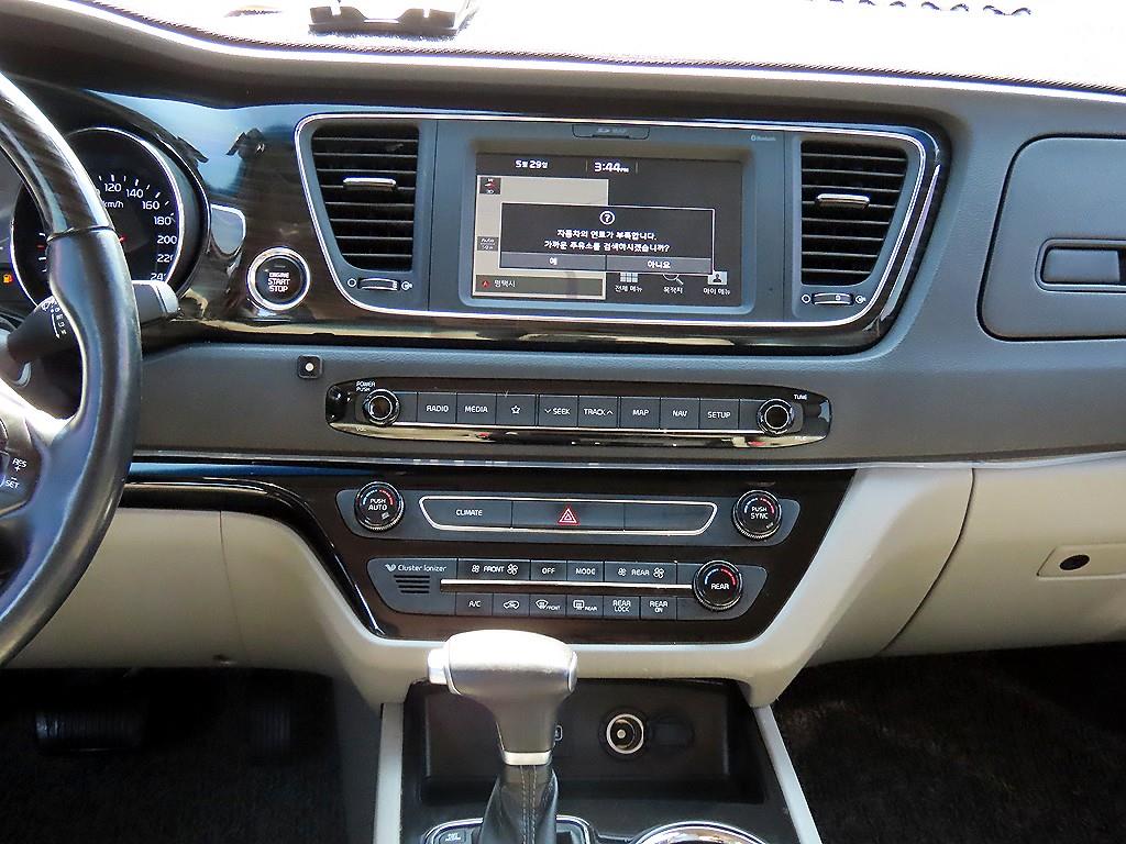 KIA Carnival - Vista 11