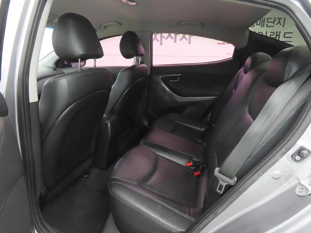 HYUNDAI Avante - Vista 6