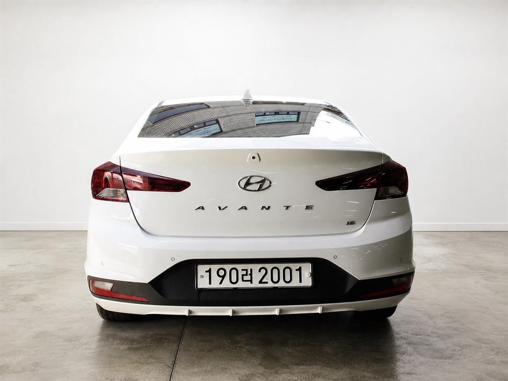 HYUNDAI Avante - Vista 3