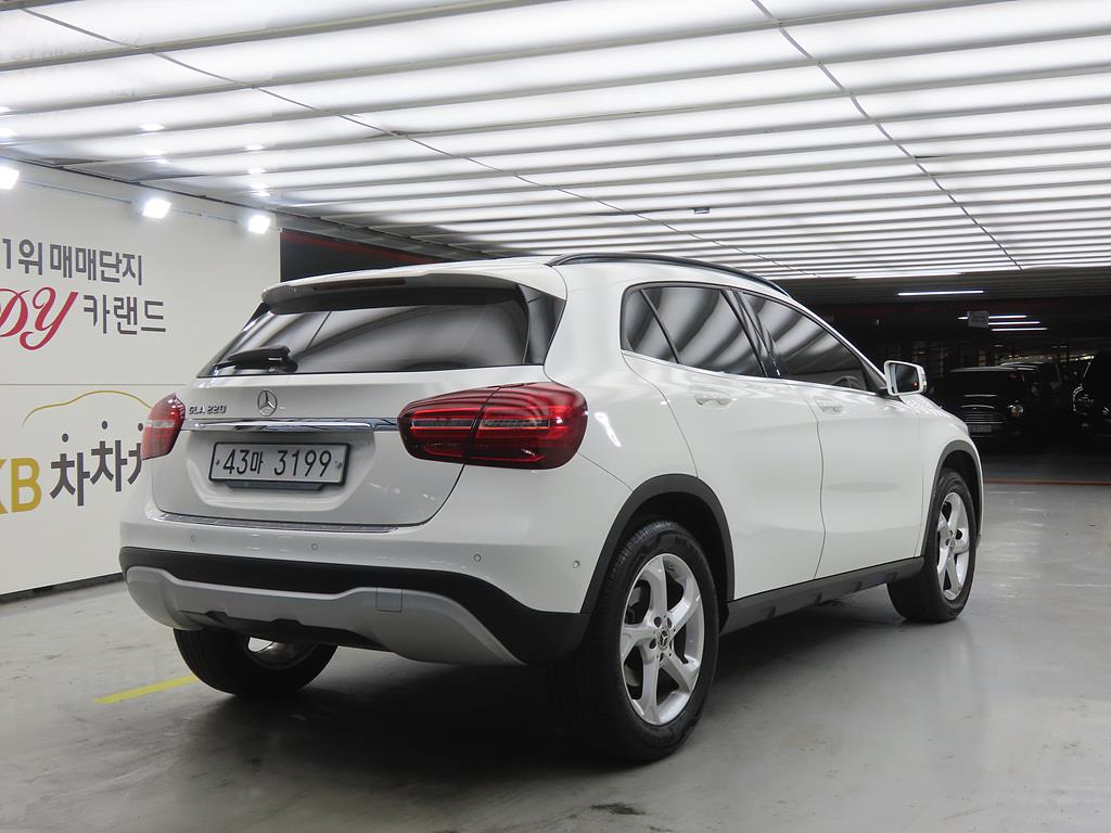 Mercedes Benz GLA Class - Vista 4