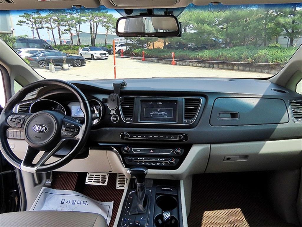 KIA Carnival - Vista 8