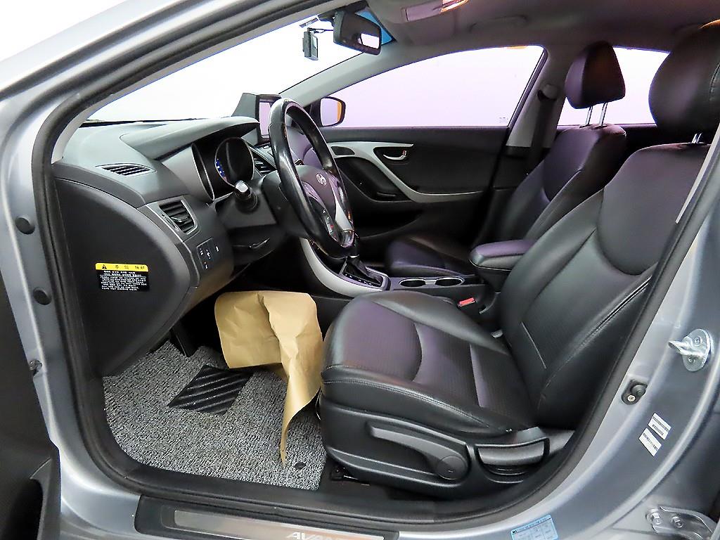 HYUNDAI Avante - Vista 5