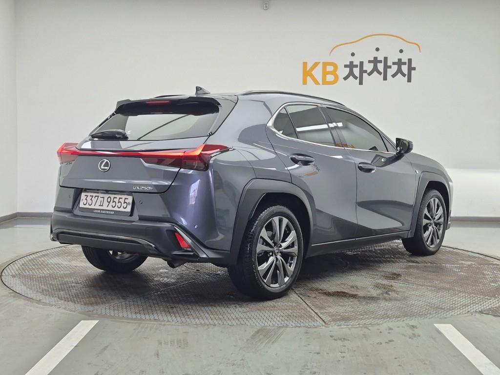 Lexus UX - Vista 4