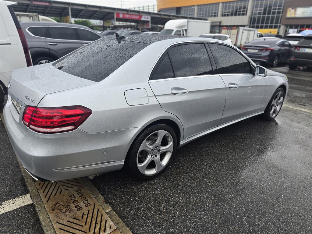 Mercedes Benz E class - Vista 3