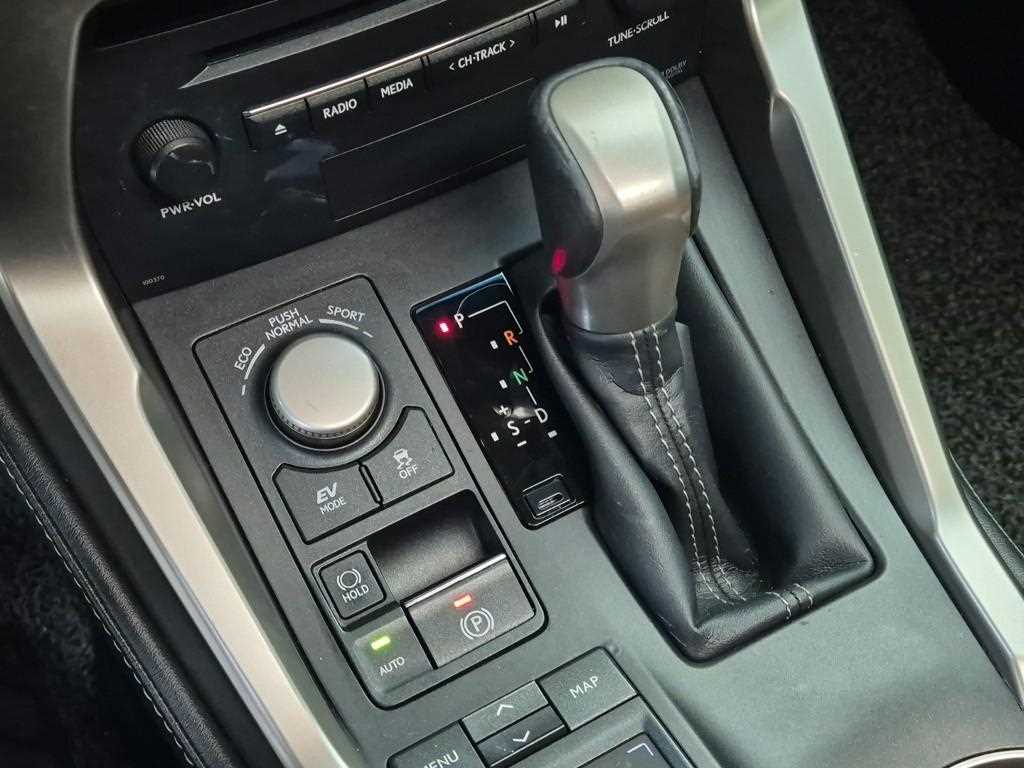 Lexus NX - Vista 8