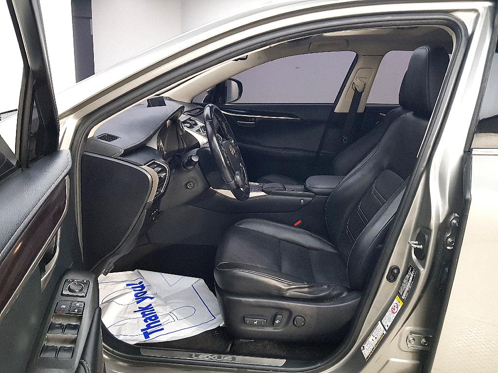 Lexus NX - Vista 8