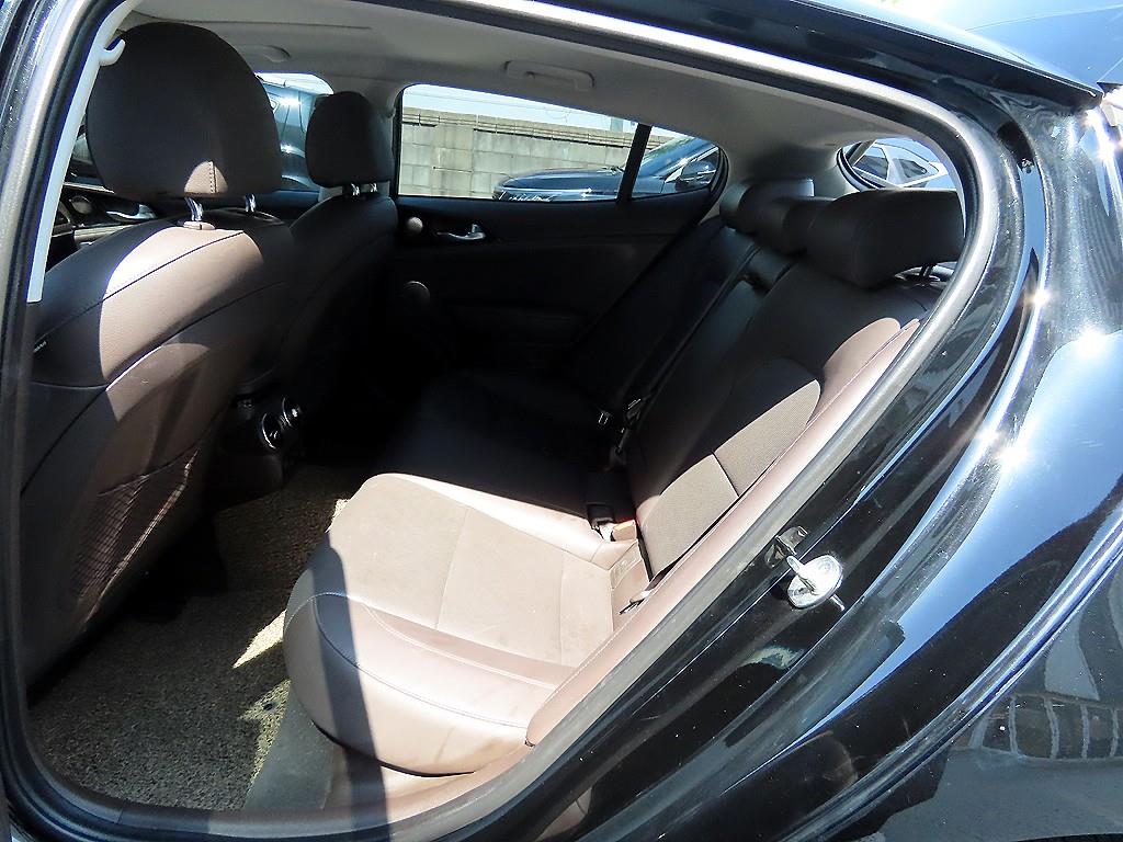 KIA Stinger - Vista 6