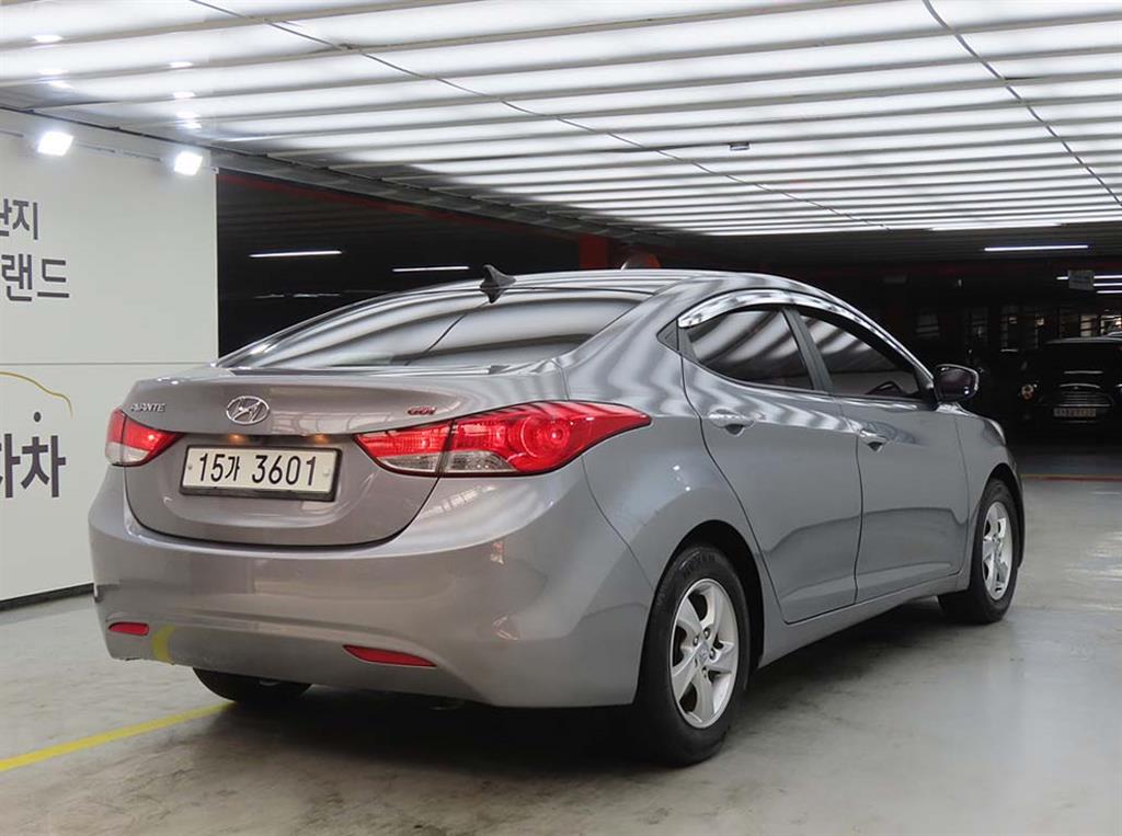 HYUNDAI Avante - Vista 4