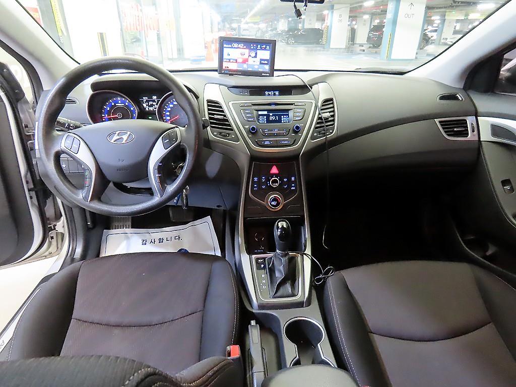 HYUNDAI Avante - Vista 10