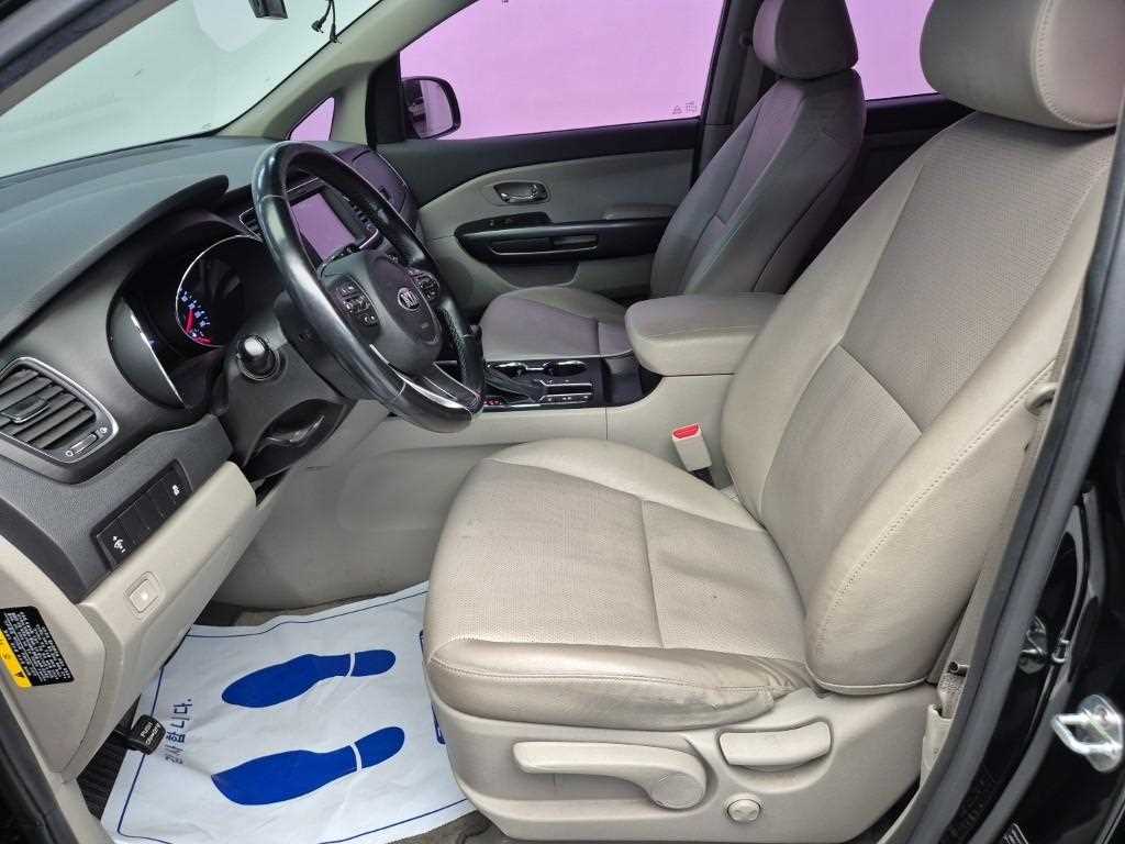 KIA Carnival - Vista 11