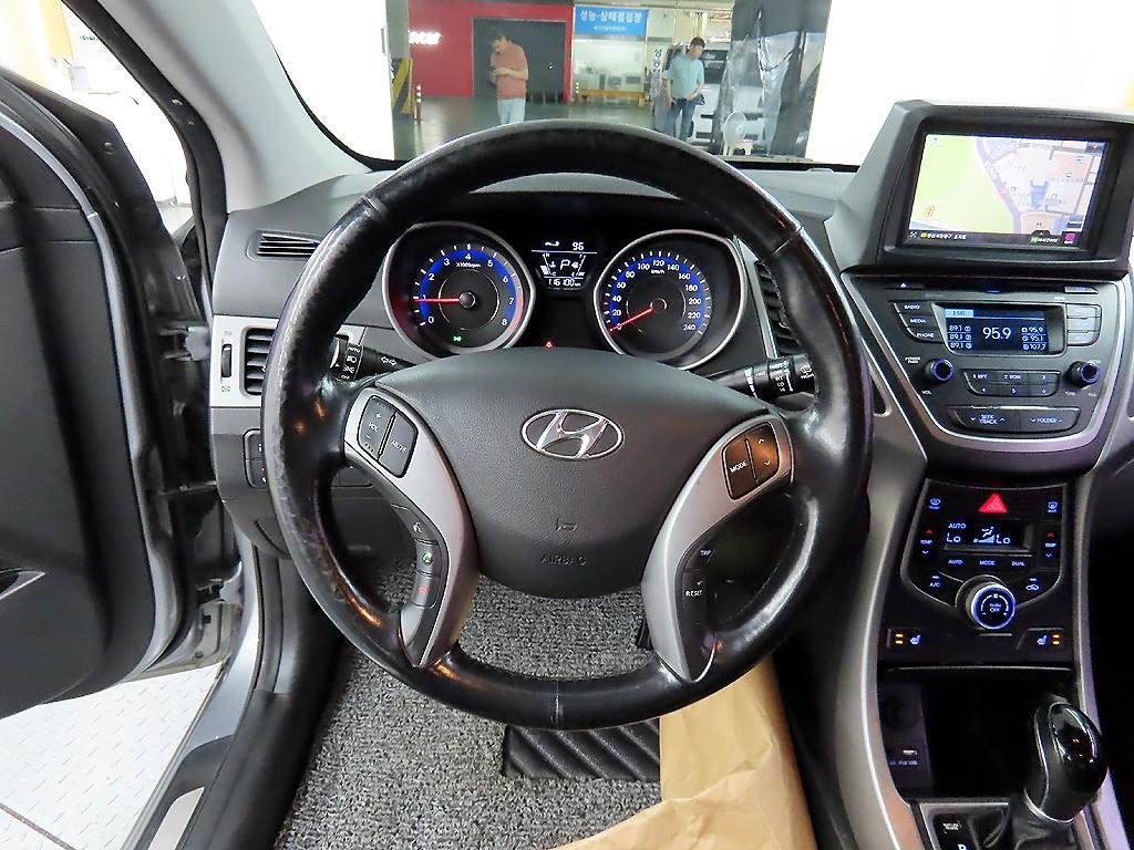 HYUNDAI Avante - Vista 9