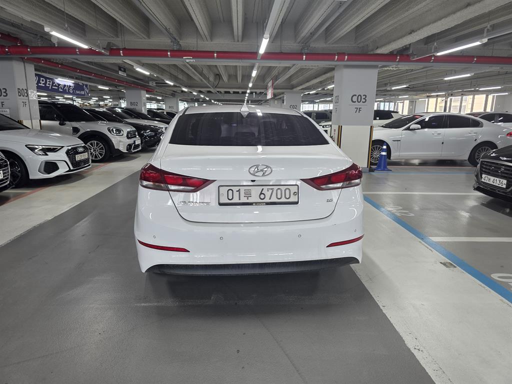 HYUNDAI Avante - Vista 4