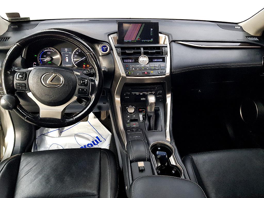Lexus NX - Vista 5