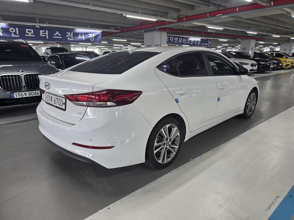 HYUNDAI Avante - Vista 6