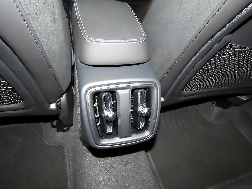 Volvo XC40 2025 Negro - Importación desde Corea - HF Imports Iquique - Foto 15