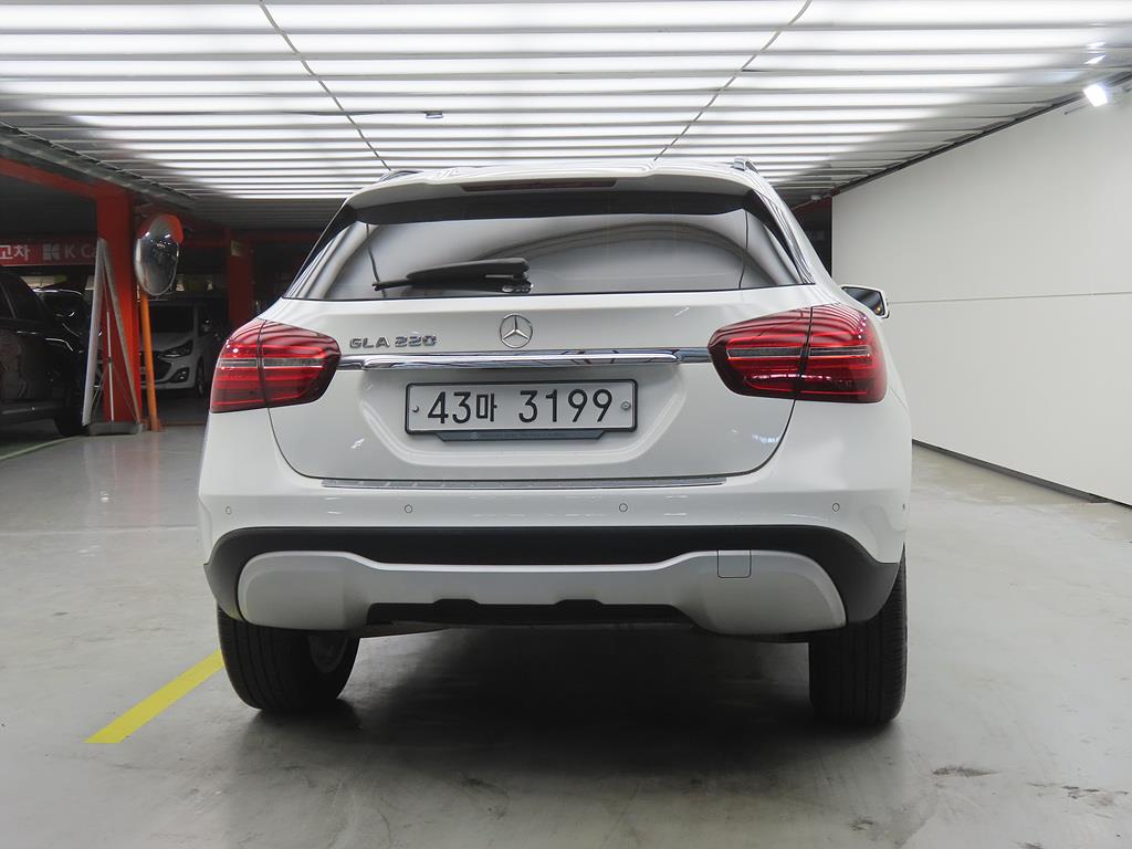 Mercedes Benz GLA Class - Vista 3