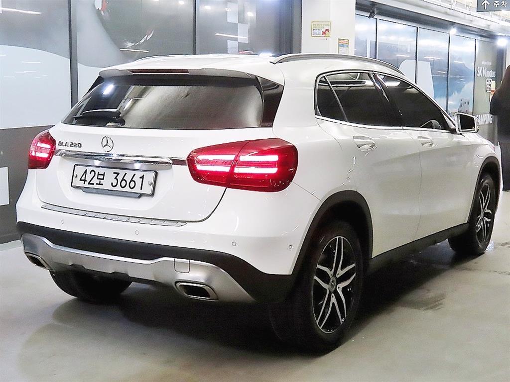 Mercedes Benz GLA Class - Vista 4