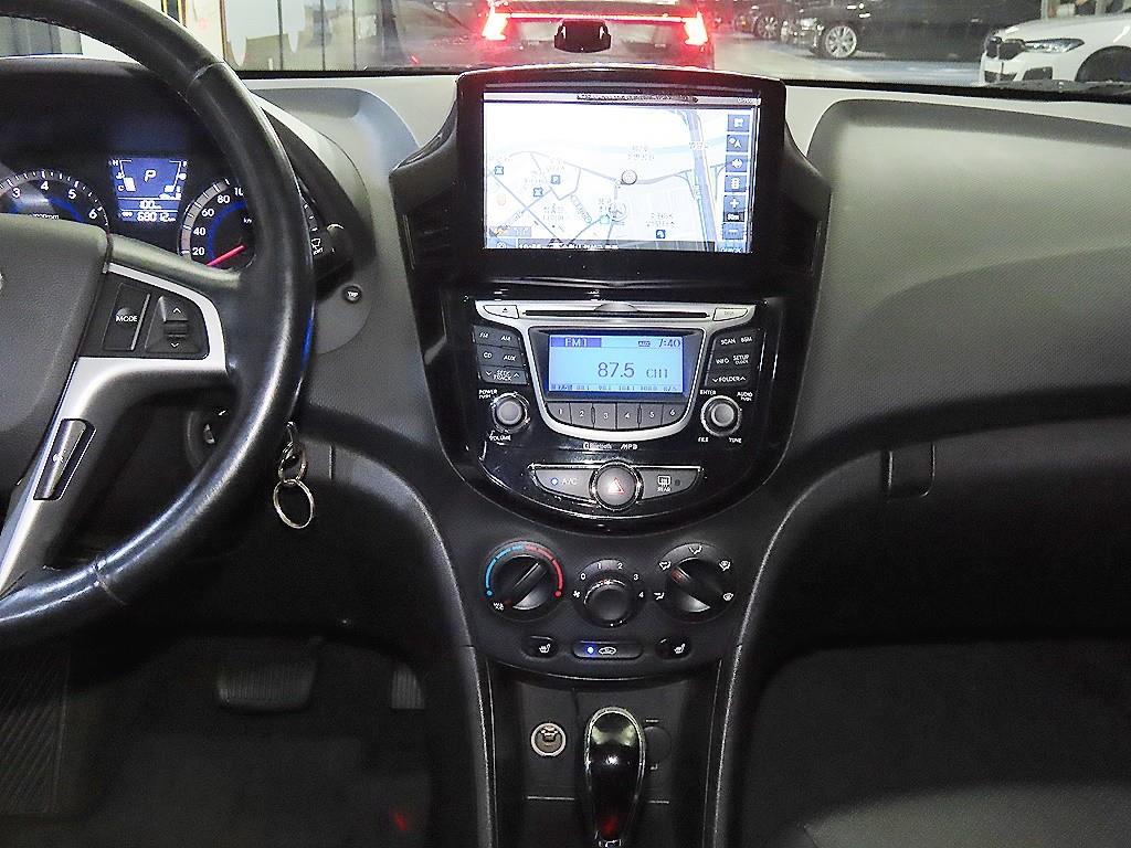 HYUNDAI Accent - Vista 11