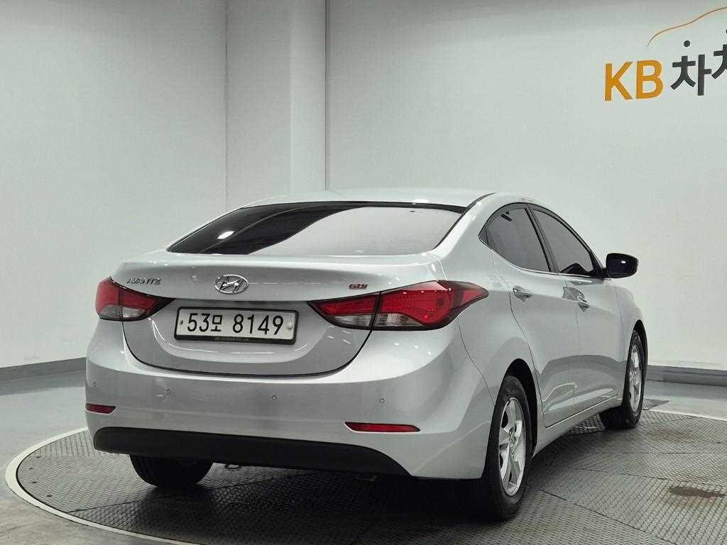 HYUNDAI Avante - Vista 3