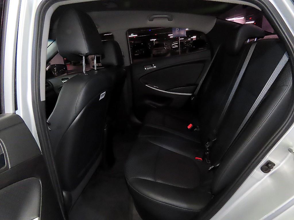 HYUNDAI Accent - Vista 7