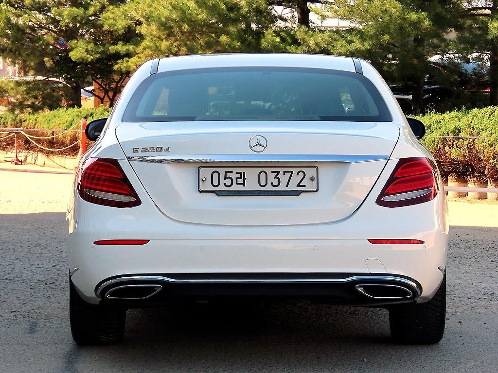 Mercedes Benz E class - Vista 4
