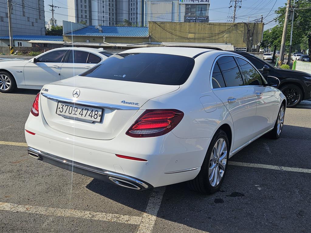 Mercedes Benz E class - Vista 4