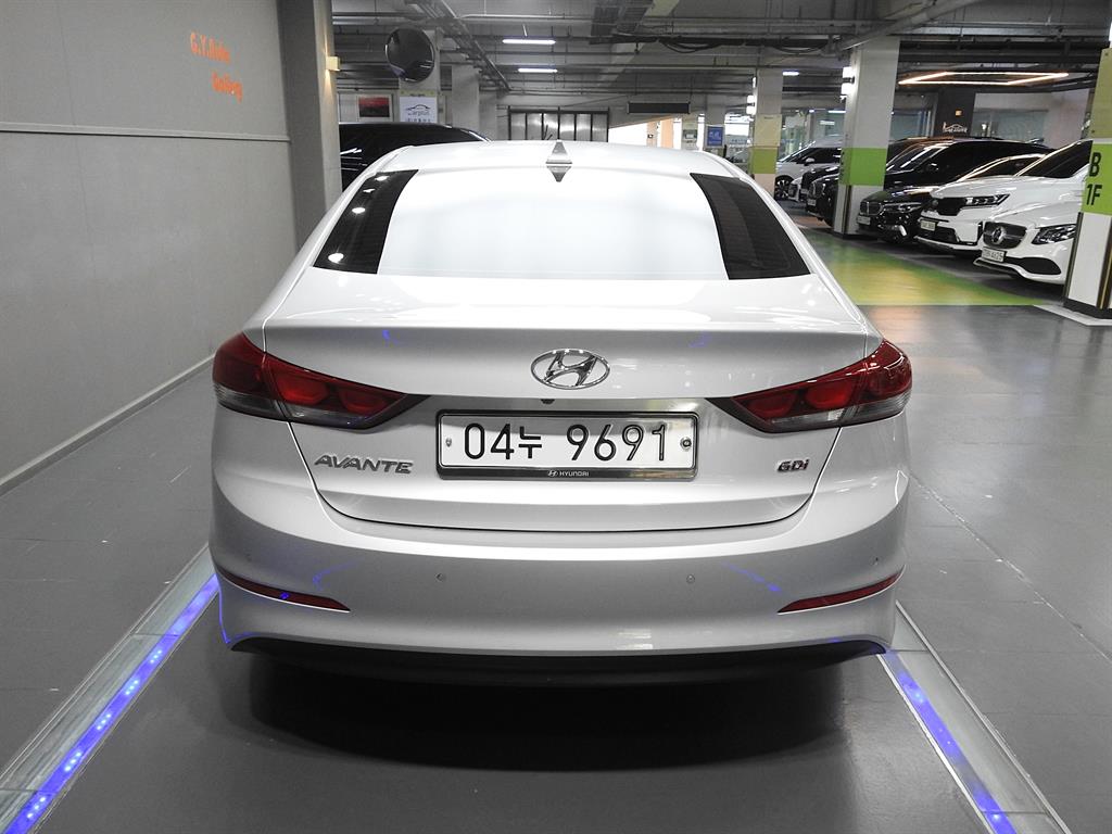 HYUNDAI Avante - Vista 3