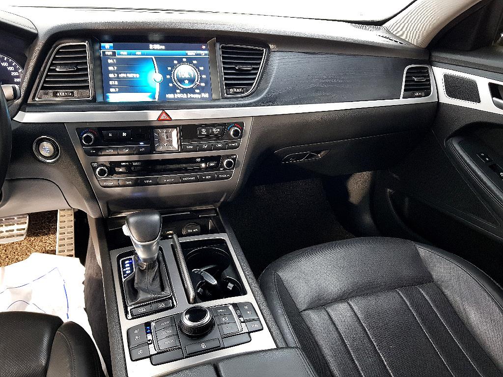 HYUNDAI Genesis - Vista 10