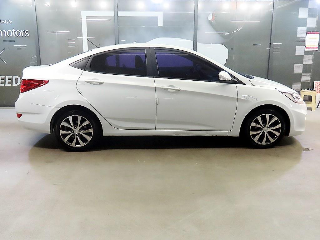 HYUNDAI Accent - Vista 3
