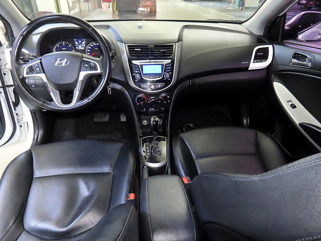 HYUNDAI Accent - Vista 10