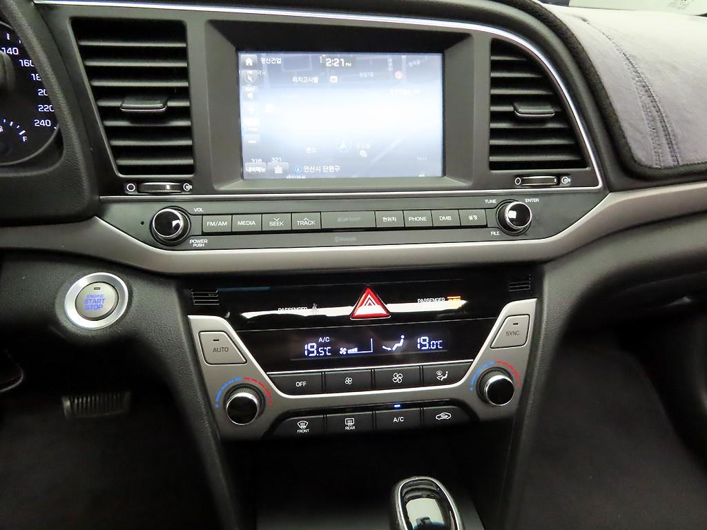 HYUNDAI Avante - Vista 9
