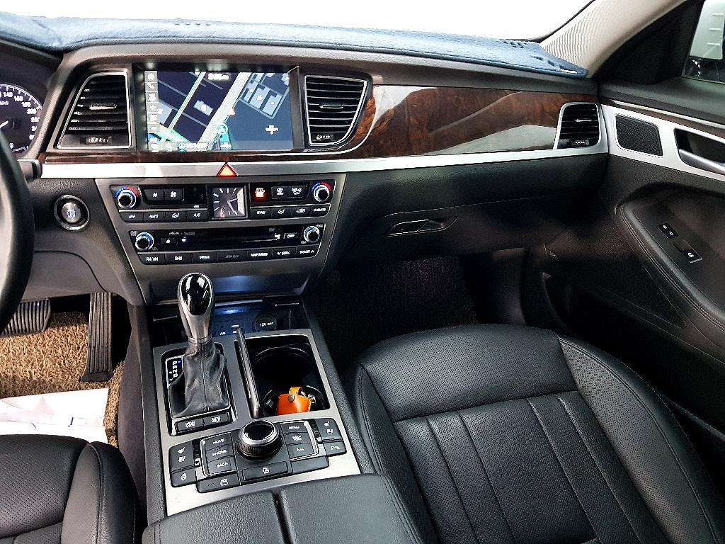 HYUNDAI Genesis - Vista 10