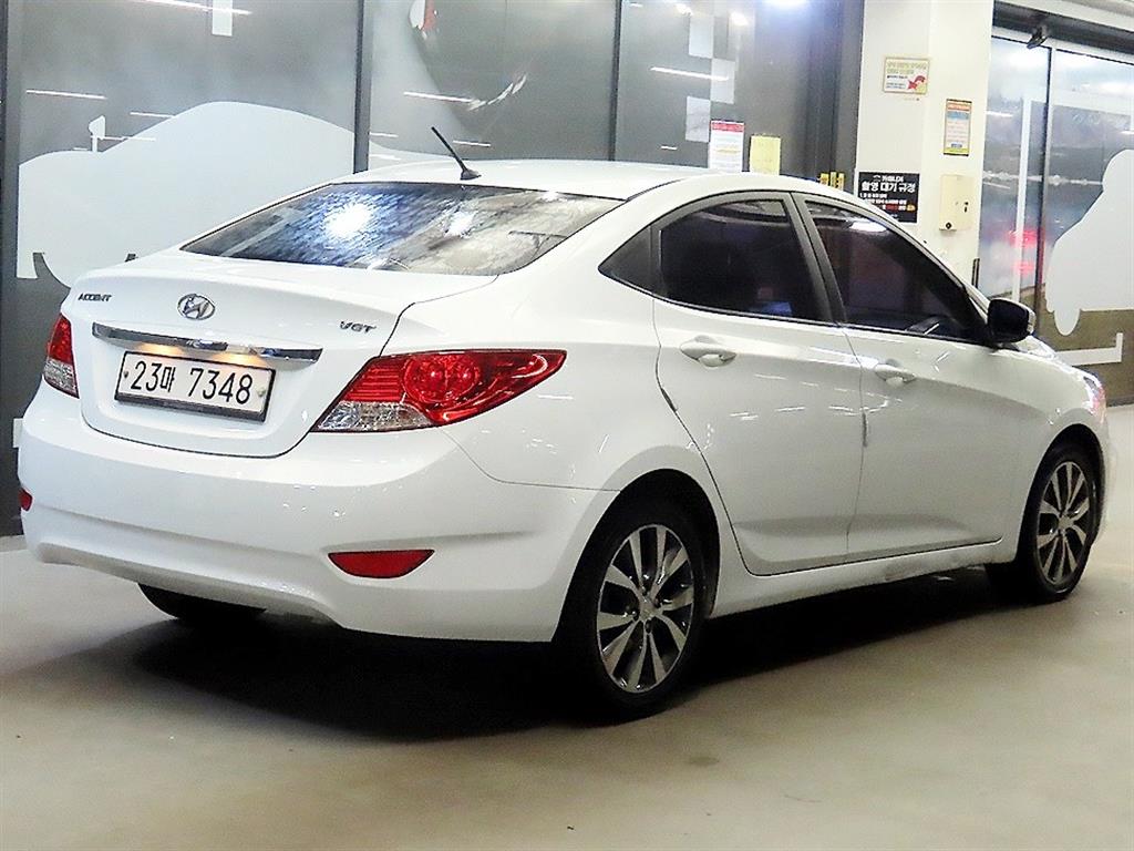 HYUNDAI Accent - Vista 4