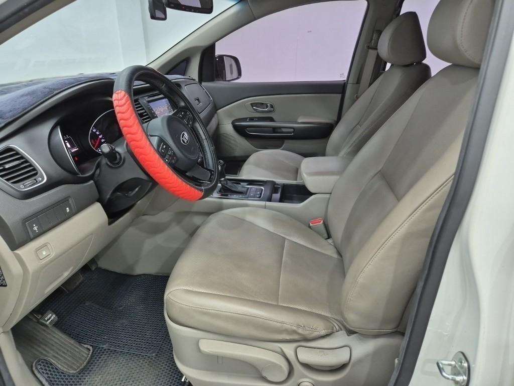 KIA Carnival - Vista 11