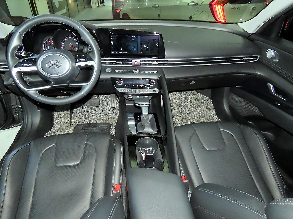 HYUNDAI Avante - Vista 10
